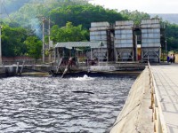 Nước thải từ moong khai thác được bơm lên hồ chứa rồi về trạm xử lý tập trung trước khi xả ra môi trường.