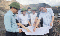 Đoàn công tác kiểm tra sơ đồ dự án khai thác các lộ vỉa Cánh Tây mỏ than Mông Dương