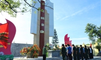 Công ty dâng hương tại nghĩa trang liệt sỹ Hà Tu
