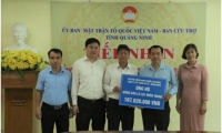 Đ/c Ong Thế Minh- Chủ  tịch Công đoàn Công ty trao số tiền ủng hộ đến Ủy ban Mặt trận Tồ quốc Việt Nam- Ban cứu trợ miền Trung của Tỉnh Quảng Ninh