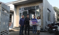 Công đoàn Than Hà Tu  trao tiền hỗ trợ cho gia đình đoàn viên Nguyễn Văn Tùng –  Công nhân  Phân xưởng xe 1