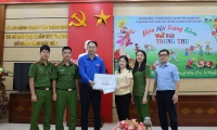 Đoàn trao quà cho Trung tâm bảo trợ Tỉnh Quảng Ninh