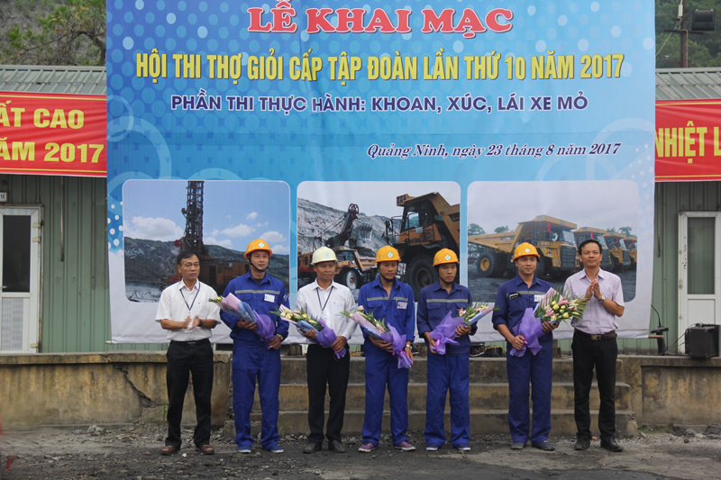 Thi thực hành nghề khoan, xúc, lái xe mỏ Hội thi thợ giỏi cấp Tập đoàn lần thứ X - năm 2017