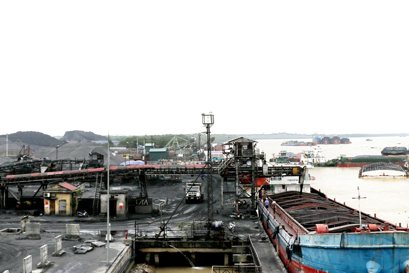 Tiêu thụ than tại Cảng Điền Công (Ảnh: Phạm Tăng)