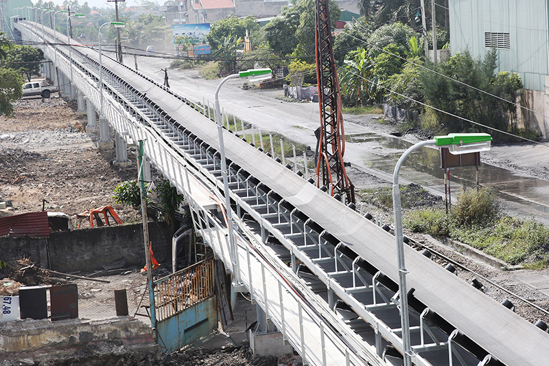 Xây dựng các tuyến băng tải than nhằm bảo vệ môi trường. (Trong ảnh: Hệ thống vận tải than bằng băng tải từ kho than Khe Ngát ra cảng Điền Công, Uông Bí)