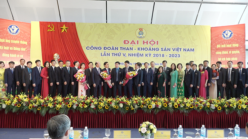 Ban chấp hành Công đoàn Than - Khoáng sản Việt Nam khóa V, nhiệm kỳ 2018 - 2023 ra mắt tại Đại hội.