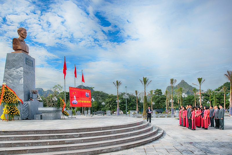 Lễ kết nạp Đảng viên mới của Đảng bộ cơ quan Báo Quảng Ninh tại Tượng đài đồng chí Vũ Văn Hiếu.