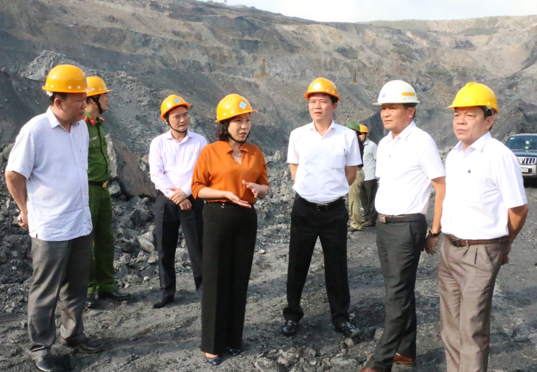 Đồng chí Vũ Thị Thu Thủy, Phó Chủ tịch UBND tỉnh kiểm tra công tác đảm bảo AT-VSLĐ tại khai trường khai thác than của Công ty CP Than Hà Tu.