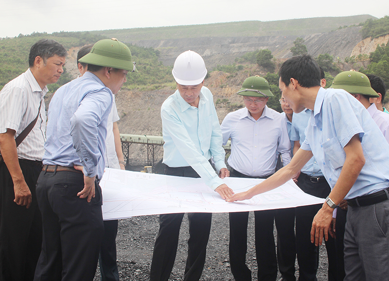Kiểm tra vị trí đầu tư xây dựng dự án Trung tâm chế biến và kho than tập trung vùng Hòn Gai.