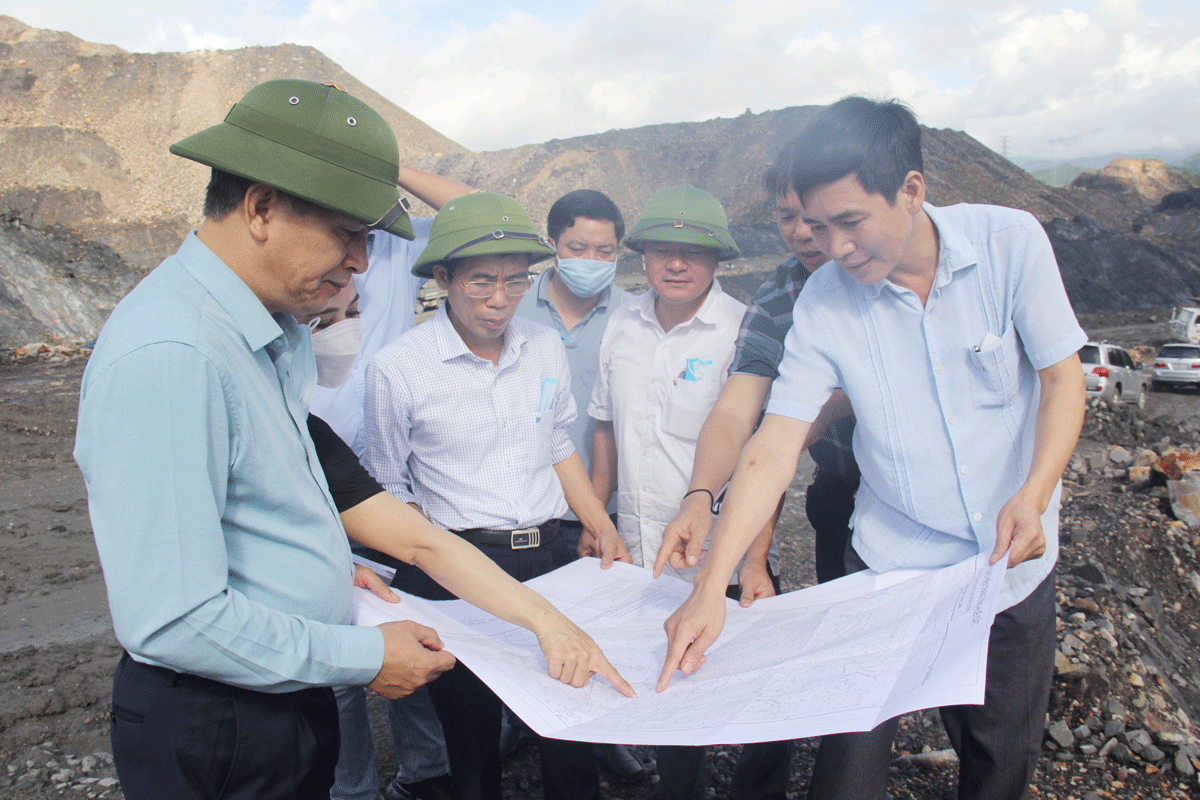 Đoàn công tác kiểm tra sơ đồ dự án khai thác các lộ vỉa Cánh Tây mỏ than Mông Dương