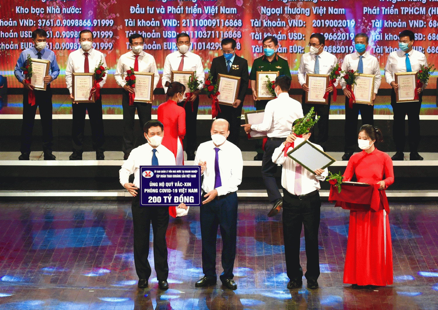 Chủ tịch HĐTV Tập đoàn Lê Minh Chuẩn trao 200 tỷ đồng ủng hộ Quỹ vắc xin phòng Covid-19 Việt Nam (Ảnh Tư liệu)