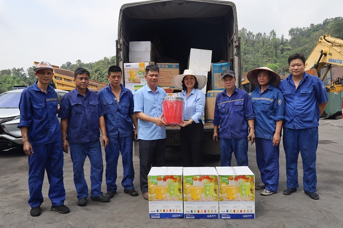 Công đoàn phát trang thiết bị chống nóng đến với công nhân lao động Phân xưởng sửa chữa ô tô