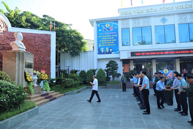 cong ty dang huong tuong dai dong chi vu van hieu bi thu dac khu uy dau tien cua khu mo quang ni