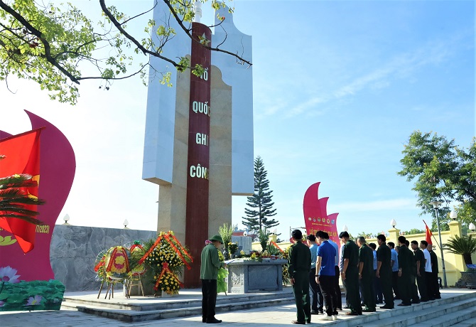 Công ty dâng hương tại nghĩa trang liệt sỹ Hà Tu