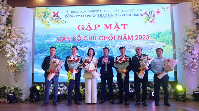 5d c nguyen quang quangqgiam doc trao thuong cho cac dong chi can bo chu chot hoan thanh xuat sac nam 2023