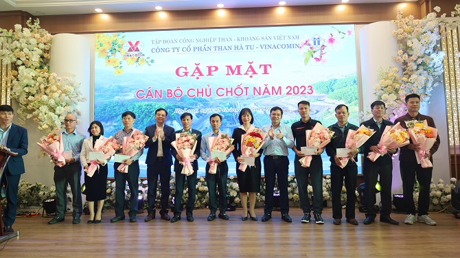 6lanh dao trao thuong cac ca nhan tai hoi nghi gap mat can bo chu chot nam 2023