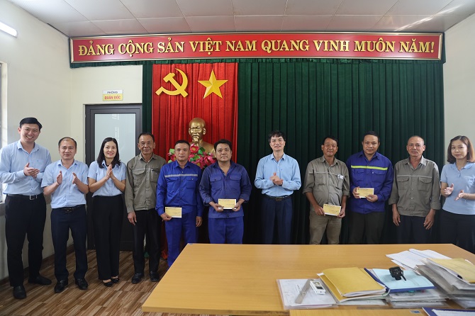 Công đoàn Công ty khen thưởng động viên CNCB Công trường Khai thác 1 nhân Tháng Công nhân năm 2024