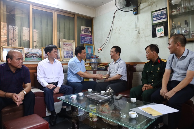 Ban lãnh đạo công ty hỏi thăm, tặng quà gia đình thương binh.