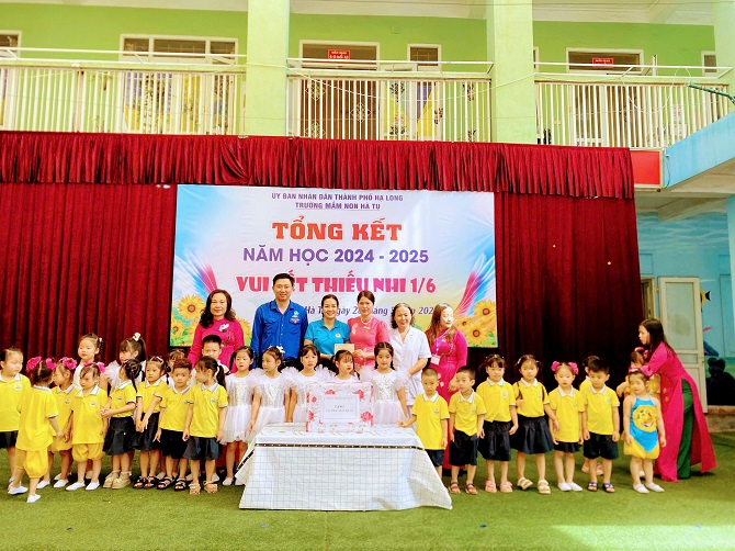 Tặng quà các cháu trường Mần non Hà Tu dịp Tết thiếu nhi 1/6