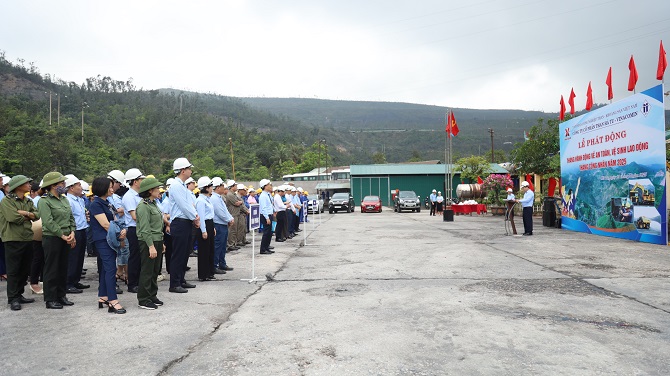 Các đại biểu tham dự buổi lễ phát động.