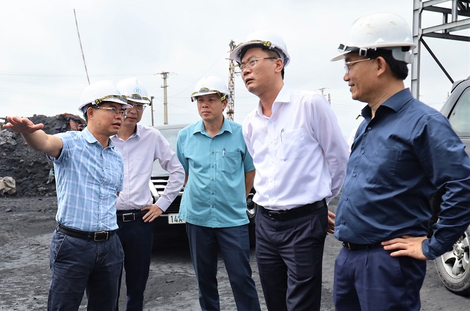 Phó Tổng giám đốc Tập đoàn Trần Hải Bình kiểm tra sản xuất khu vực khai trường mỏ Hà Tu ngày 07.5.2025