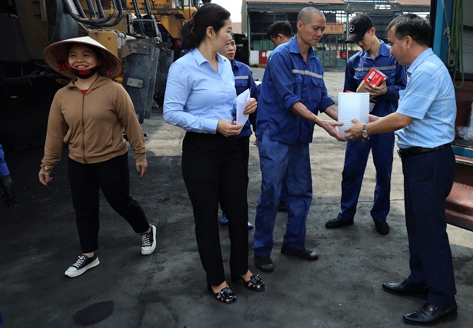 tang cuong quan tam cham soc bao ve suc khoe nguoi lao dong trong mua nang nong
