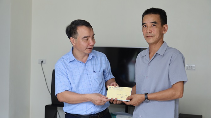 Thăm hỏi, tặng quà động viên CNLĐ có hoàn cảnh khó khăn