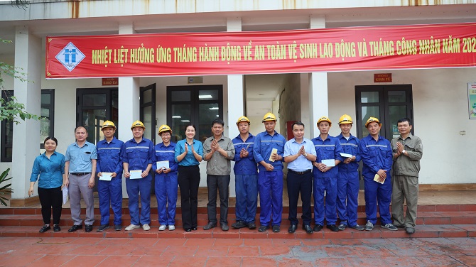 than ha tu trao thuong cong nhan xuat sac cong nhan hoan canh kho khan tai xuong o to