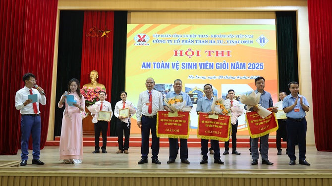 trao giai nhat nhi ba toan doan cho cac doi dat thanh tich