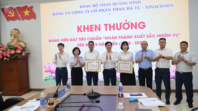 trao giay khen cho 02 dang vien dat tieu chuan hoan thanh xuat sac nhiem vu tieu bieu 5 nam lien 2020 2024