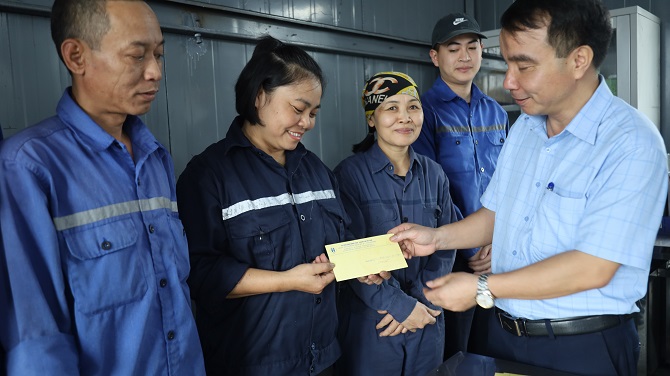 trao thuong dong vien kip thoi nguoi lao dong sau chien dich thi dua 120 ngay dem nam 2025