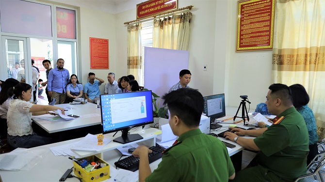 Cán bộ, đảng viên công ty CP Than Hà Tu tại điểm tiếp nhận Trụ sở Công an phường Hà Tu cấp đổi thẻ đảng viên