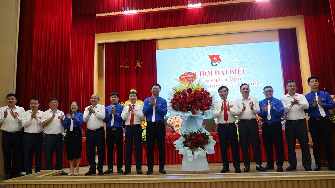 11cac dong chi lanh dao cong ty tang hoa chuc mung dai hoi