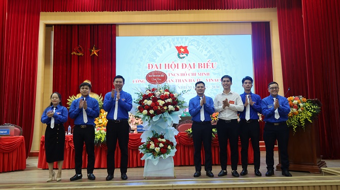 12doan than quang ninh tang hoa chuc mung dai hoi