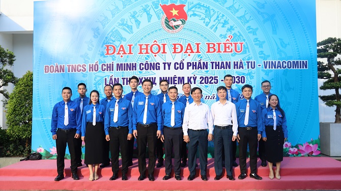 14ban chap hanh chup anh luu niem cung cac dong chi lanh dao doan than cong ty