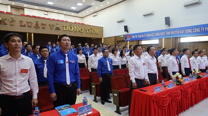 Các đại biểu thực hiện nghi lễ chào cờ tại phiên khai mạc Đại hội Đoàn TNCS Hồ Chí Minh Công ty CP Than Hà Tu – Vinacomin lần thứ XXIV, nhiệm kỳ 2025-2030