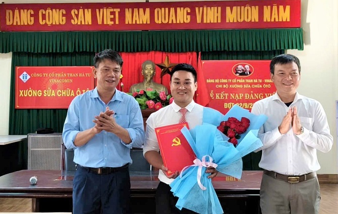 Lễ kết nạp đảng viên tại Chi bộ Xưởng sửa chữa ô tô – một trong những chi bộ tiêu biểu với phong trào thi đua sôi nổi, góp phần xây dựng tổ chức Đảng vững mạnh.