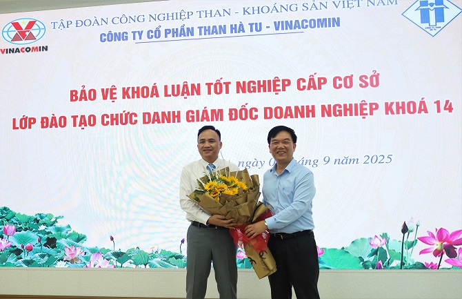 4dong chi tran quoc tuan giam doc cong ty cp than ha tu chuc mung dong chi tran quoc toan sau phan bao ve thanh cong khoa luan tot nghiep