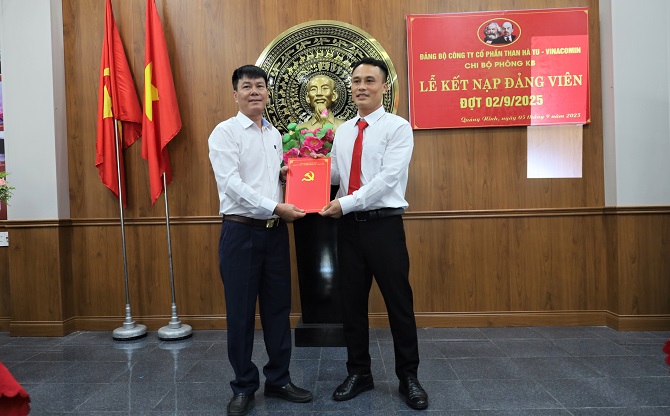 5dong chi dang vien moi vinh du nhan quyet dinh ket nap tu bi thu chi bo phong kb5