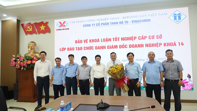 5lanh dao cong ty cp than ha tu va truong quan tri kinh doanh vinacomin chup anh luu niem cung hoc vien sau buoi bao ve luan van
