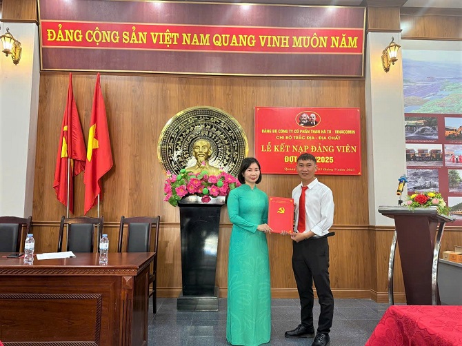 6dong chi dang vien moi tai chi bo trac dia dia chat nhan quyet dinh ket nap trong khong khi trang nghiem xuc dong