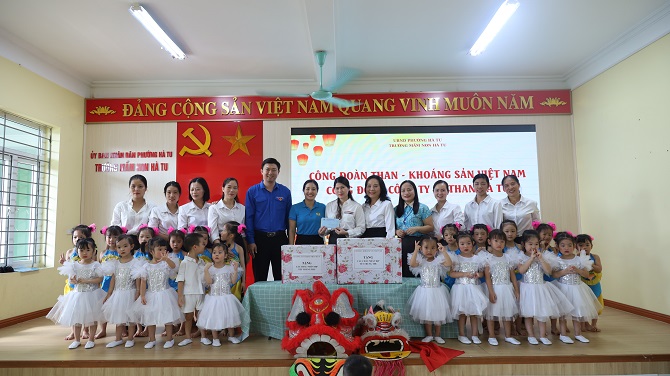 Công ty trao tiền Công đoàn Than - Khoáng sản Việt Nam cho Trường Mầm non Hà Tu
