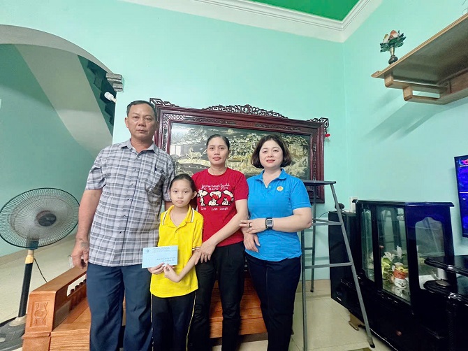 4cong doan bo phan phan xuong co dien trao qua cua cong doan tkv cho con cong nhan trong don vi