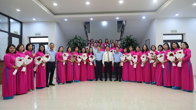 ban lanh dao cong ty chup anh luu niem cung nu cnvcld 1