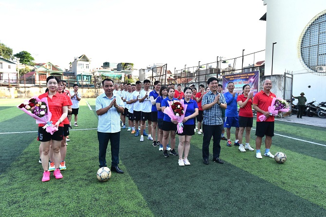 Ban lãnh đạo công ty tặng hoa chúc mừng các đơn vị giao lưu