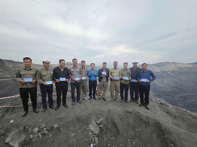 cong doan khen thuong dot suat cac tap the hoan thanh san luong than nkkt trong chien dich thi dua 90 ngay dem nam 2025 1