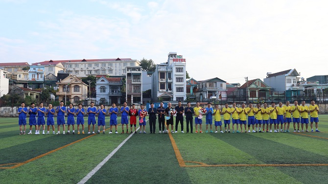 Lãnh đạo công ty tặng hoa hai đội bóng và tổ trọng tài