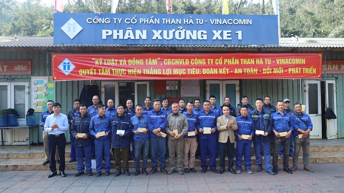 tap the can bo cong nhan phan xuong xe 1 nhan thuong thi dua thang 12 2025