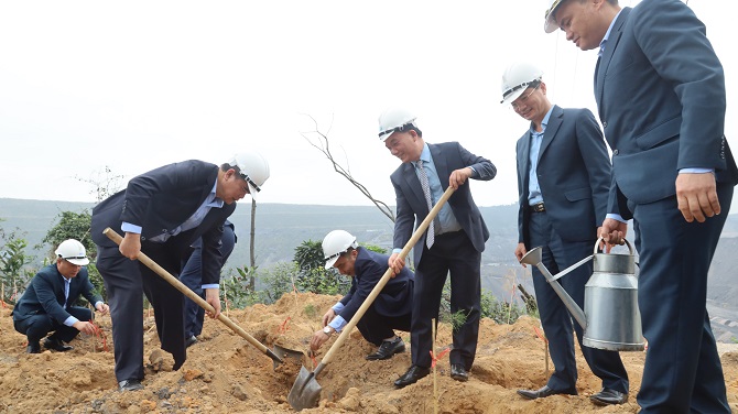 cac dong chi lanh dao cong ty cung cac don vi tham gia trong cay doc tuyen duong tu muc 768