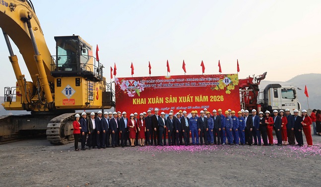 lanh dao cong ty chup anh luu niem cung dai dien cbcn tham gia le khai xuan1